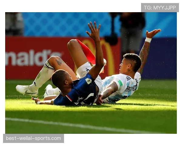 为什么裁判有时对犯规视而不见？揭秘足球“有利原则”判罚逻辑