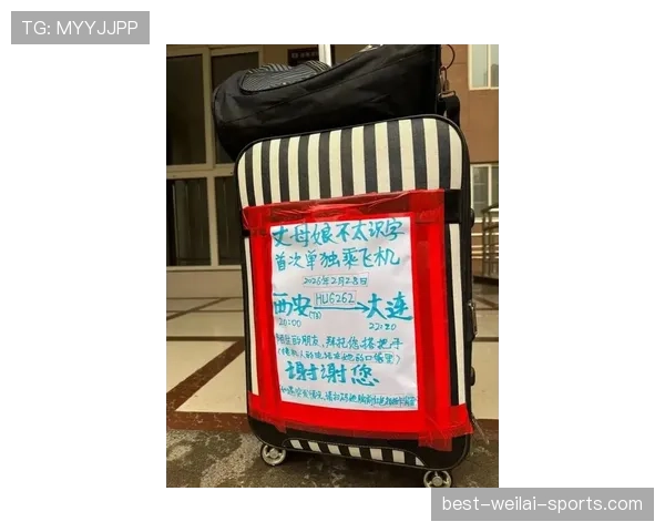 刷到翁泓阳出机场，那行李箱像小金库，我看价格的手都抖了